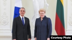 La presidenta de Lituania, Dalia Grybauskaitė, recibe el embajador cubano Enrique Orta González.