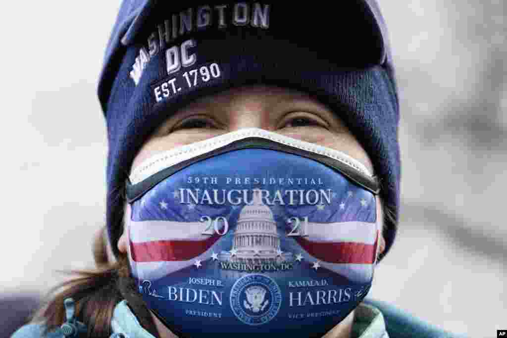 Dorothy Colegrove, de Anchorage, Alaska, intenta ver al presidente electo Joe Biden cuando sale de un servicio religioso temprano en la mañana, en Washington. (AP Jacquelyn Martin).