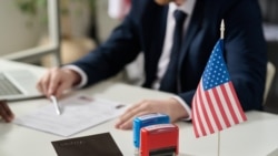 Noticias de Cuba en 5 minutos | 06/04/2025 Foto: Envato (Web Screenshot) Close up of approved and rejected stamps on table in US immigration office with flag, copy space