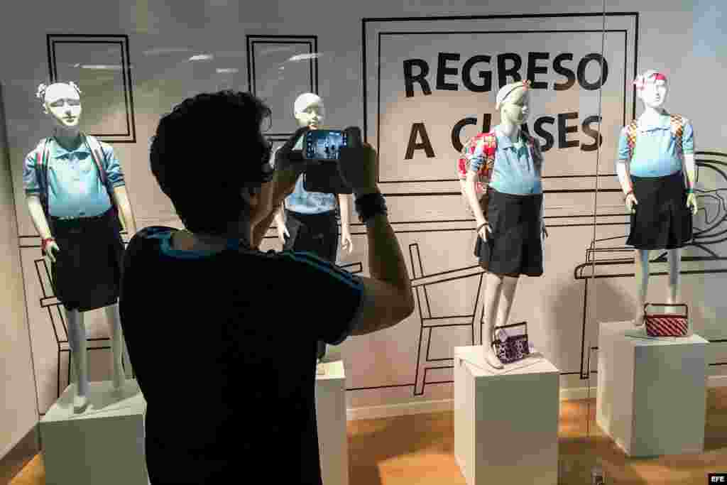 Un escaparate llama la atención en estos días en uno de los tantos centros comerciales de la capital venezolana, donde los maniquíes, lejos de mostrar nuevas prendas, destacan por las barrigas de las niñas de plástico, una iniciativa de la ONG "Contruyen