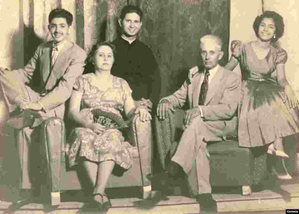 Padre Agustín Román posa con su familia, la madre Juana M. Rodríguez, padre Rosendo Román, hermano Nivaldo y hermana Iraida, en su nativa Cuba.