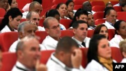 Un centenar de médicos cubanos recibe instrucciones en Nairobi, Kenia, el 11 de junio de 2018.