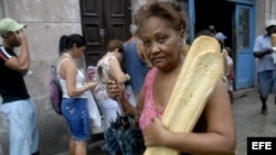 Una mujer se aprovisiona de pan, en La Habana (Cuba).