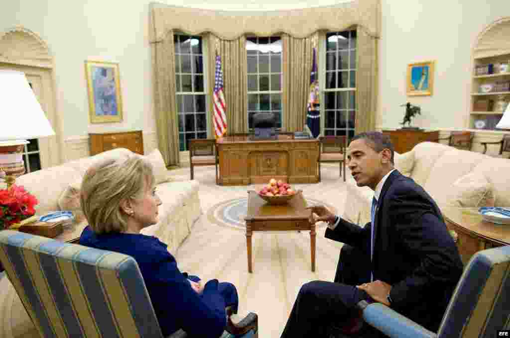 Imagen cedida por la Casa Blanca el 24 de enero de 2009 del presidente estadounidense Barack Obama junto a la secretaria de Estado Hillary Clinton, en el Despacho Oval de la Casa Blanca en Washington D.C., EEUU, el 21 de enero de 2009. EFE/Pete Souza PAR