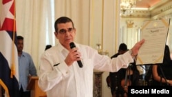 El embajador de Cuba en EEUU, José Ramón Cabañas, muestra un reconocimiento del Distrito de Columbia al festival "Artes de Cuba". Tomado de @EmbaCubaUS