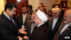 El presidente de Irán, Hasán Rouhaní (d), durante su encuentro el viernes con su homólogo venezolano, Nicolás Maduro (i),en Margarita (Venezuela). El mandatario persa entregará a Maduro la Presidencia Pro Tempore (PPT) del bloque de los No Alineados.