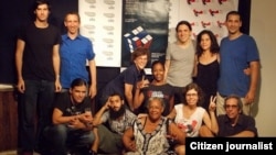 "Ni sé qué hora era cuando nos hicimos la foto con la que cerró informalmente este accidentado encuentro"... Publicado en el blog La mala letra.