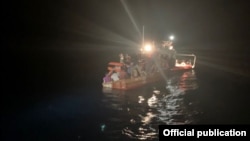 Imagen del operativo en que interceptaron a 27 balseros cubanos. Photo by Seaman Erik Villa Rodriguez U.S. Coast Guard District 7