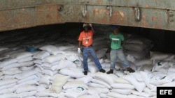 Panameños en una bodega del barco de bandera norcoreana Chong Chon Gang.