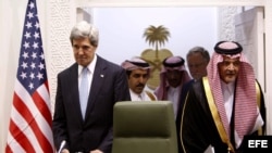 El secretario de Estado estadounidense, John Kerry (izq), y el ministro saudí de Asuntos Exteriores, Saud al Faisal (dcha), en Riad (Arabia Saudí).