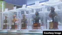 Figuras de soldados a la venta en tiendas de Moscú.