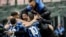 Matteo Darmian (derecha) del Inter de Milán celebra tras anotar el gol de la victoria en un juego ante Cagliari. (AP Foto/Luca Bruno)