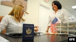 Los trámites de pasaporte cubano en EEUU, ya criticados por las demoras los precios, pudieran verse seriamente afectados tras la drástica reducción de personal en La Embajada de Cuba en Washington.