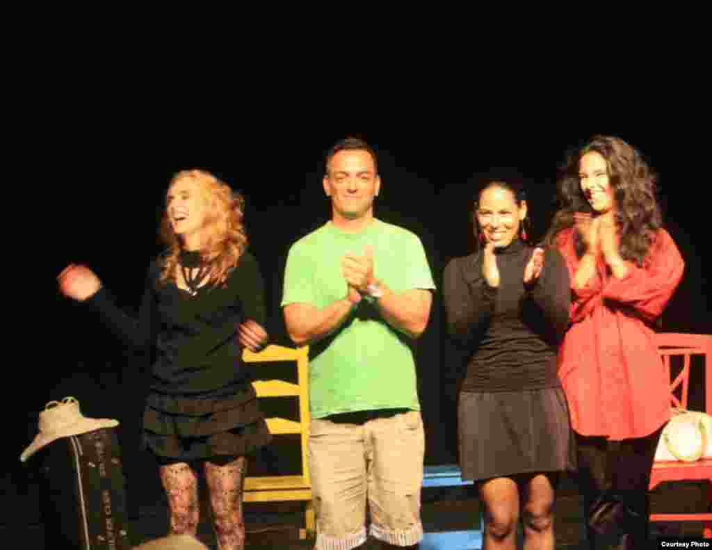 Al centro Eduardo Eimil, director de Teatro Aire Frío, uno de los más talentosos y prolíficos directores de su generación.