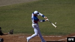 Yoan Moncada exhibe su poderío ante los cazatalentos.