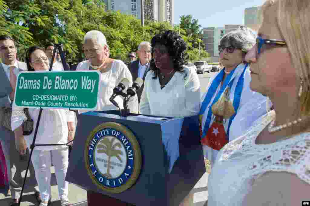 Berta Soler Fernández (3-d), habla a los asistentes durante una ceremonia el miércoles 23 de noviembre de 2016, en Miami, Florida