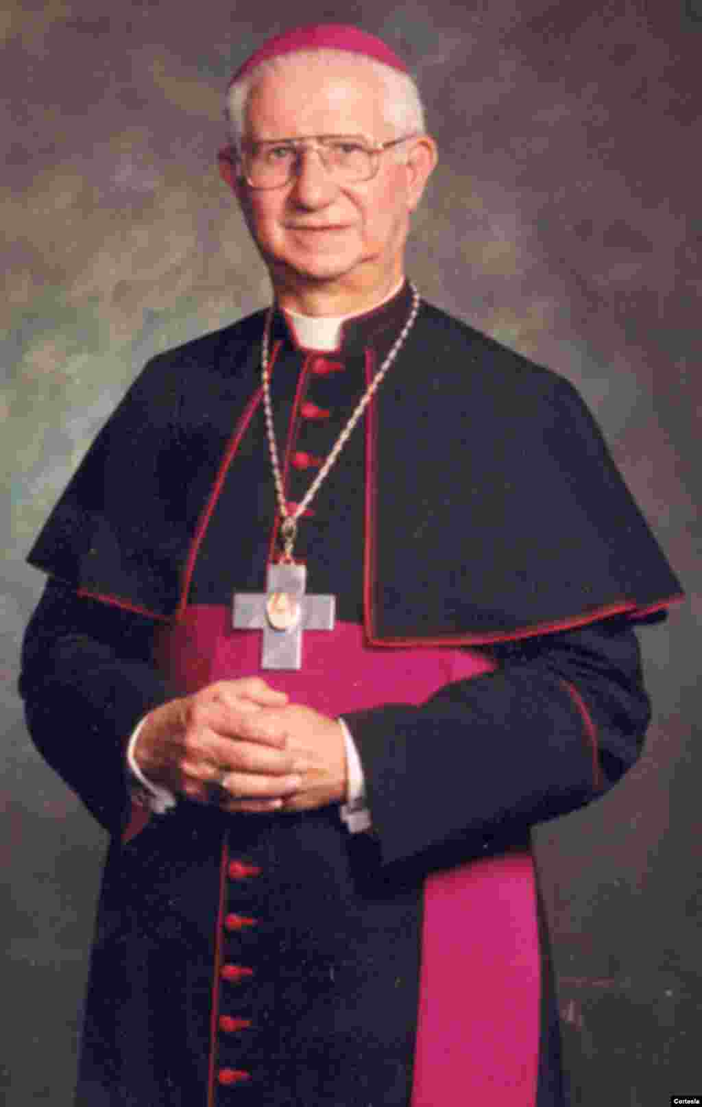 Obispo Agustín Román, nacido el 05 de mayo de 1928 en Cuba, murió el 11 de abril de 2012 en Miami