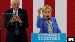 La candidata presidencial del partido demócrata Hillary Clinton (d) y el hasta ahora rival por la nominación Bernie Sanders (i) durante un acto celebrado en Portsmouth, Nuevo Hampshire, Estados Unidos hoy 12 de julio de 2016. El senador estadounidense Be