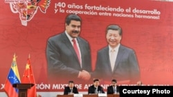 Los presidentes de Venezuela y China, Nicolás Maduro y Xi Jinping, presiden la clausura de una reunión de la Comisión Conjunta de Alto Nivel en Caracas en julio del 2014