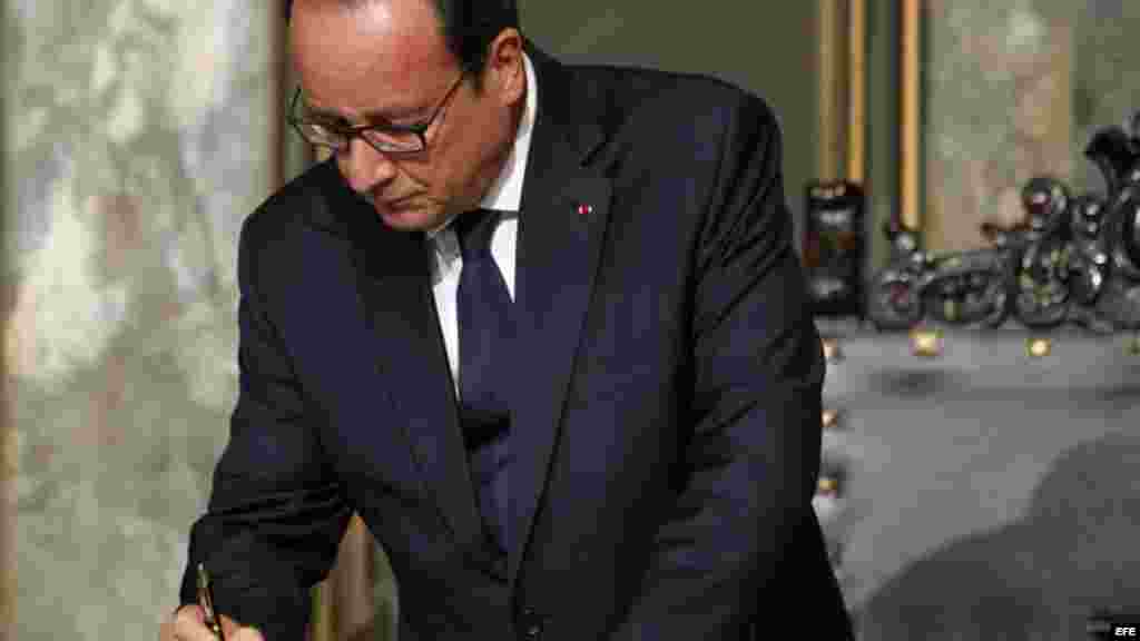 El presidente de Francia François Hollande firma el libro de visitantes de la Universidad de La Habana.