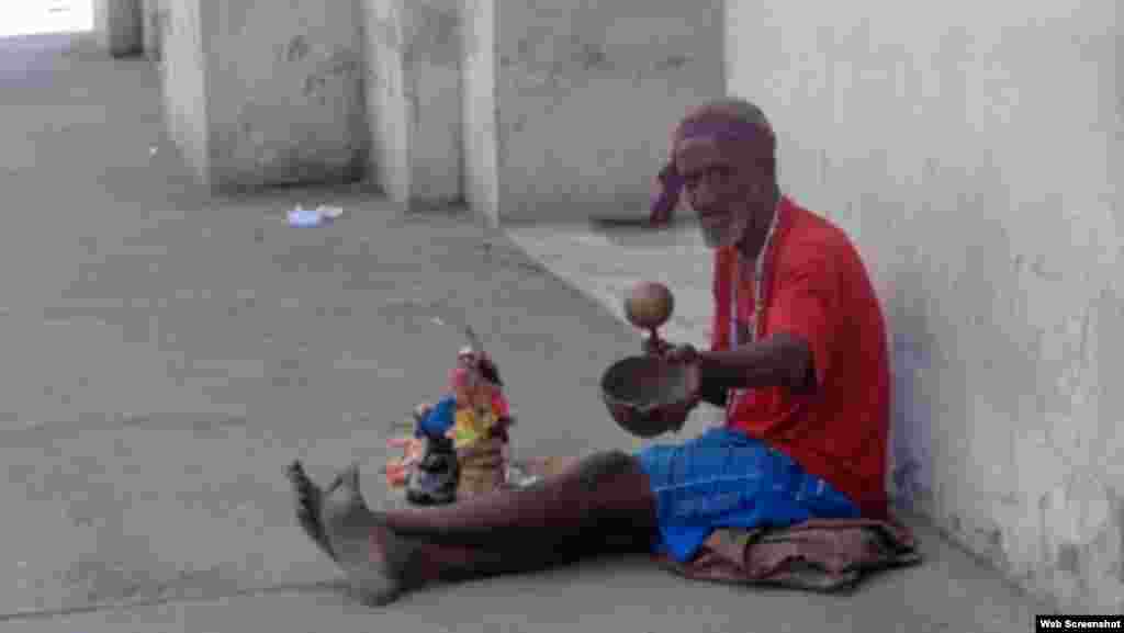 Mendigar puede ser el último recurso para un anciano sin familiares, ni forma de sostenerse económicamente.