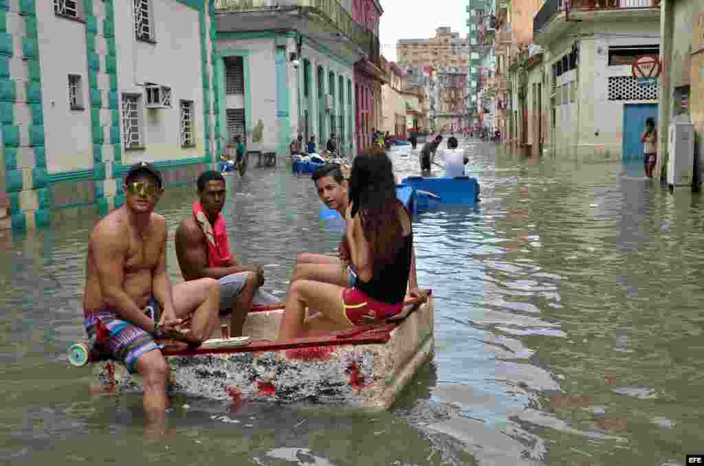 Una balsa improvisada en las calles habaneras tras la tensión del Irma.