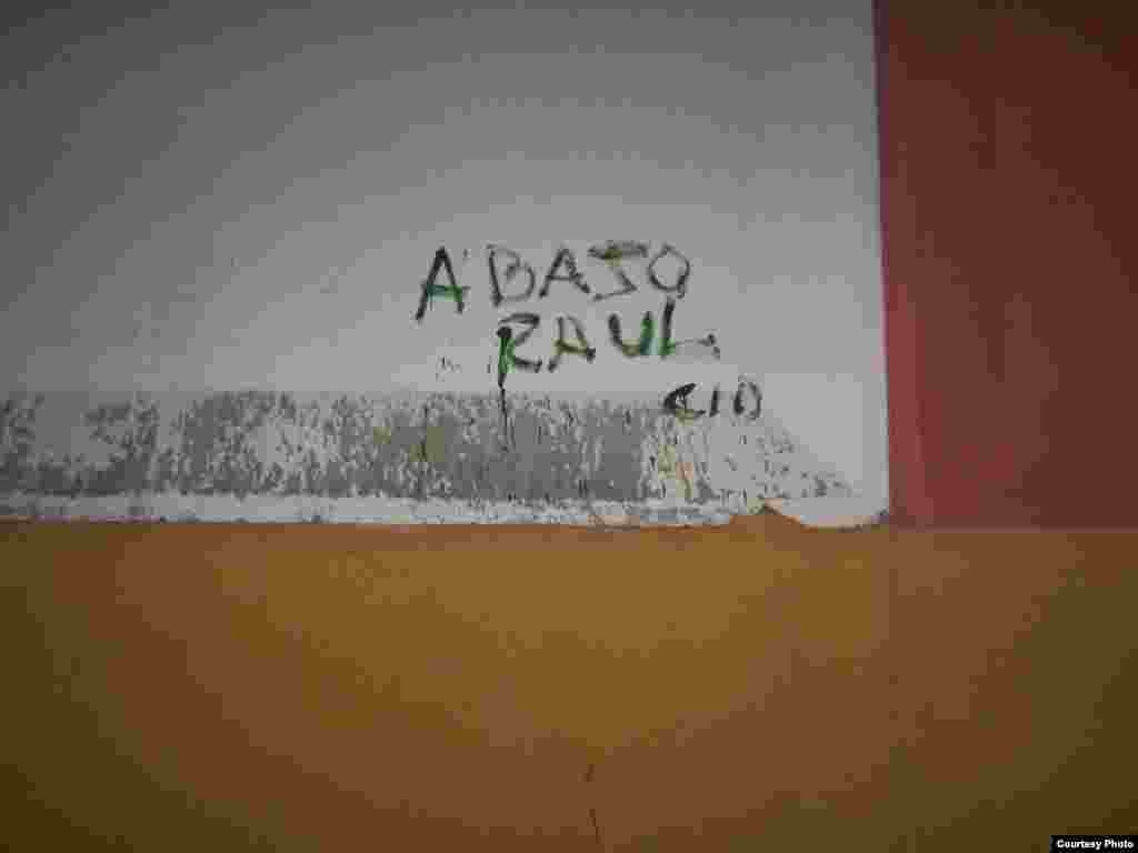 "Abajo Rúl", el cartel que 'se puso de moda' en 2006, cuando Fidel Castro cedió el poder a su hermano el general de ejército Raúl Castro.