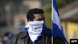 Un manifestante protesta contra el gobierno de Daniel Ortega, en Managua.