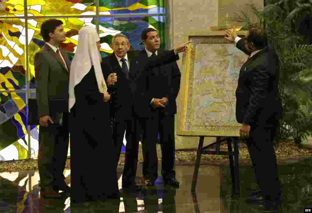 El patriarca de la Iglesia Ortodoxa rusa Kiril (2i) intercambia regalos con Raúl Castro (c) después de su reunión.