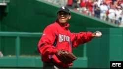 El presidente Barack Obama Vestido con una chaqueta de los Nacionales y gorra de los Medias Blancas.