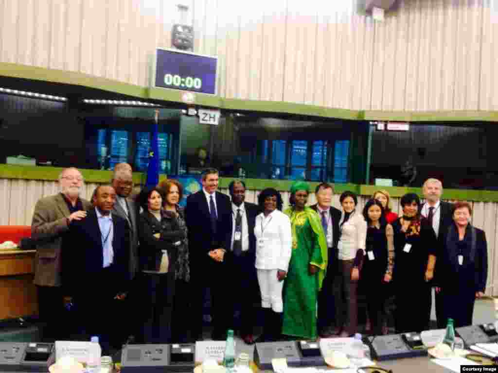  Los premios Sájarov cubanos Guillermo Fariñas, Berta Soler (Damas de Blanco) y la hija del fallecido disidente Oswaldo Payá, Rosa María, en representación de su padre estuvieron en los festejos por el 25 aniversario del Premio Sájarov.