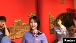 Empleados de la escuela del Partido Comunista Chino en Beijing guían a los periodistas en un recorrido por las instalaciones.