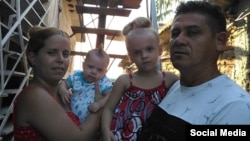 Gretchen Alfonso Torres junto a su esposo Jorge Cervantes y sus dos hijos.