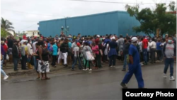 Colas en Guanabo durante la pandemia. Foto cortesía de María Elena Mir