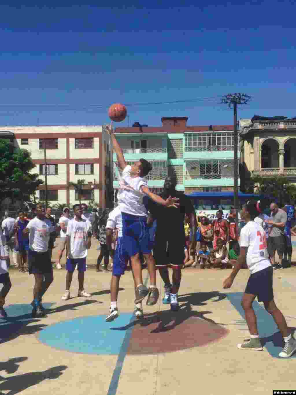Shaquille O'Neal entrena con el equipo juvenil de baloncesto en las canchas de 23 y B, en el barrio habanero del Vedado. Cortesía Vistar Magazine.