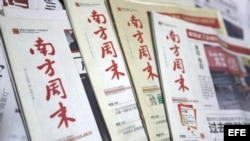 Ejemplares de fechas anteriores de la publicación "Southern Weekly" en Pekín, China, el martes 8 de enero de 2013.