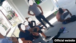 Ocho cubanos ilegales, cinco hombres y tres mujeres, fueron detenidos en Darién, Panamá, junto con el coyote que les guiaba.