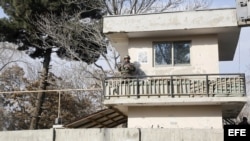 Un miembro de las Fuerzas de Seguridad vigila desde una torre del hospital militar de Kabul, donde al menos 30 personas han muerto y otras 50 resultaron heridas en un ataque reivindicado por el grupo yihadista Estado Islámico, en Kabul (Afganistán), hoy,