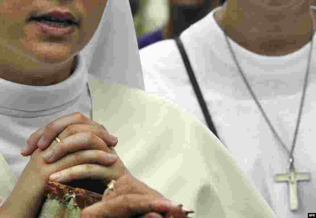 Una monja reza en la Ermita de los Catalanes, en La Habana.