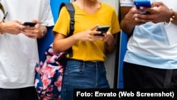 Jóvenes utilizando sus teléfonos celulares en una imagen de referencia