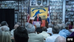 El entonces candidato republicano a la Presidencia de Estados Unidos, Donald Trump (c), habla el 25 de octubre de 2016, durante una visita al Museo de los Combatientes de la Invasión a Bahía de Cochinos, en Miami (Florida).