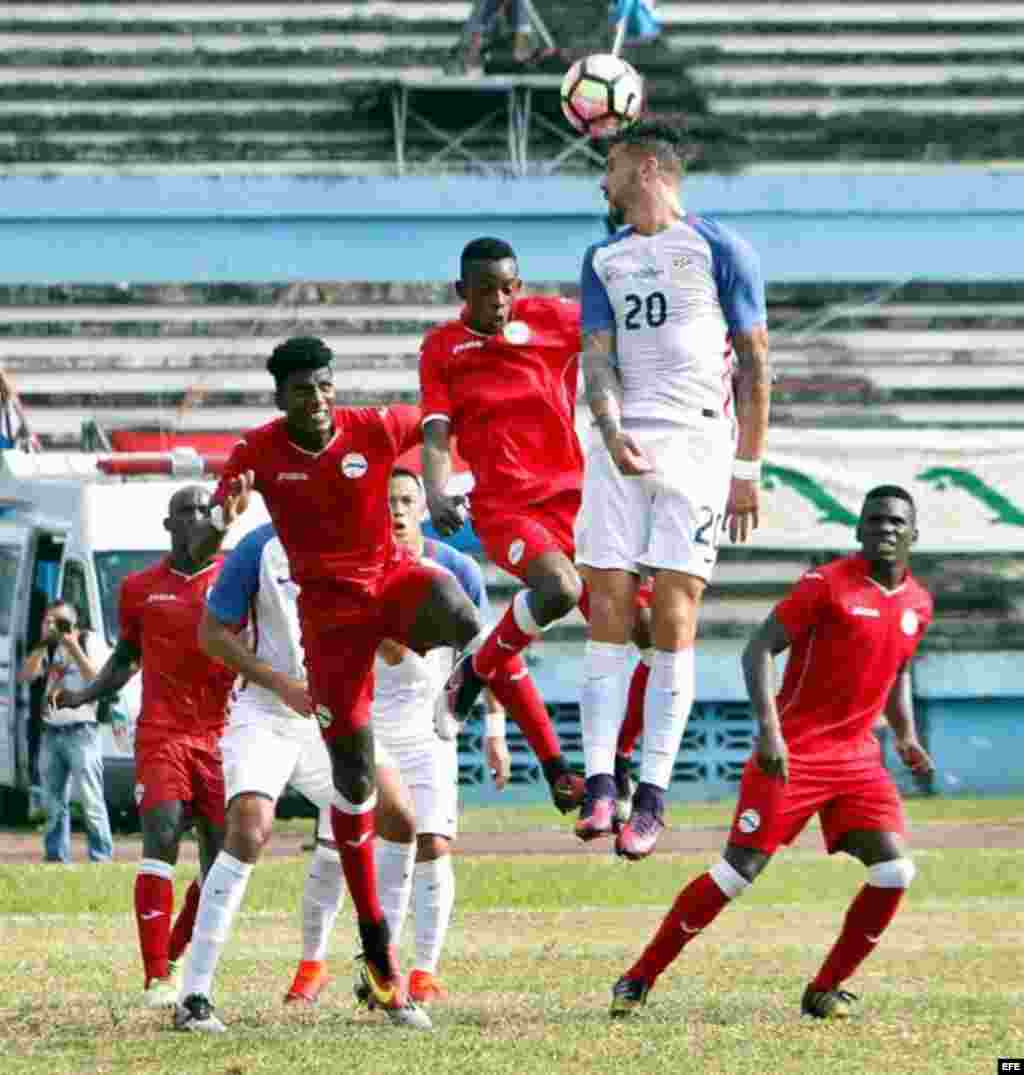 Alberto Gómez (d) de Cuba ante Chandler Timmy (i) de EE.UU., el 7 de octubre de 2016, durante el partido amistoso de fútbol entre Cuba y Estados Unidos, en el Estadio Pedro Marrero en La Habana.  
