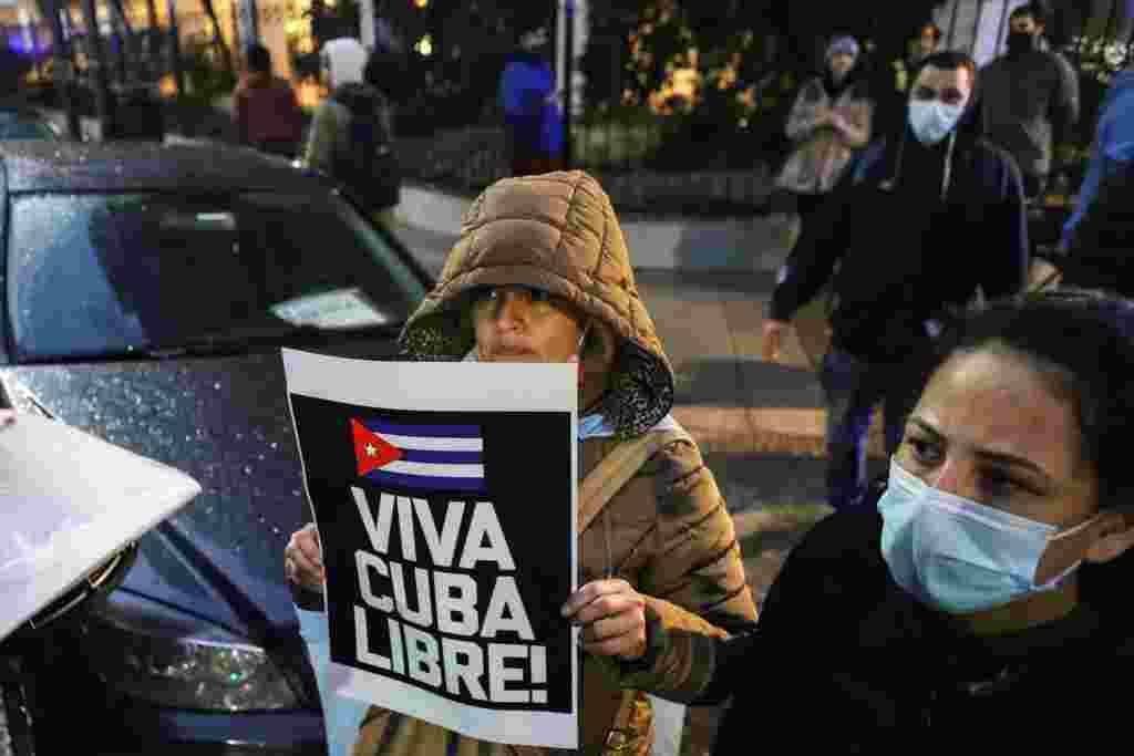 n manifestante sostiene un cartel durante una protesta contra el gobierno cubano frente a la Embajada de Cuba, en Buenos Aires, Argentina, 14 de julio de 2021. El cartel dice: "Viva Cuba libre". REUTERS / Matias Baglietto