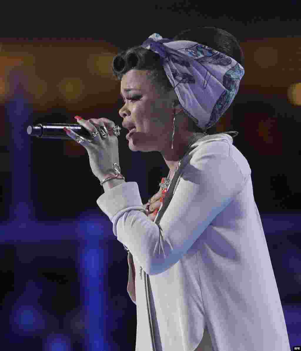 La cantante estadounidense Andra Day se presenta en el segundo día de la Convención Nacional Demócrata hoy, martes 26 de julio de 2016, en Filadelfia, Pensilvania. Se espera que al cuarto día de la convención, Hillary Clinton acepte oficialmente su nomin