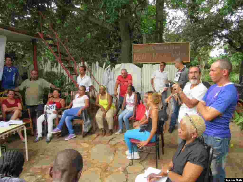 La líder de la organización femenina Damas de Blanco, Berta Soler y el expreso político, Ángel Moya Acosta, se unieron más tarde al encuentro en condición de invitados.  