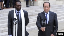 El presidente de Francia, Francois Hollande (dcha), y el presidente de Mali, Dioncounda Traore, dan una rueda de prensa tras la reunión mantenida en el Elíseo en Paris, Francia.