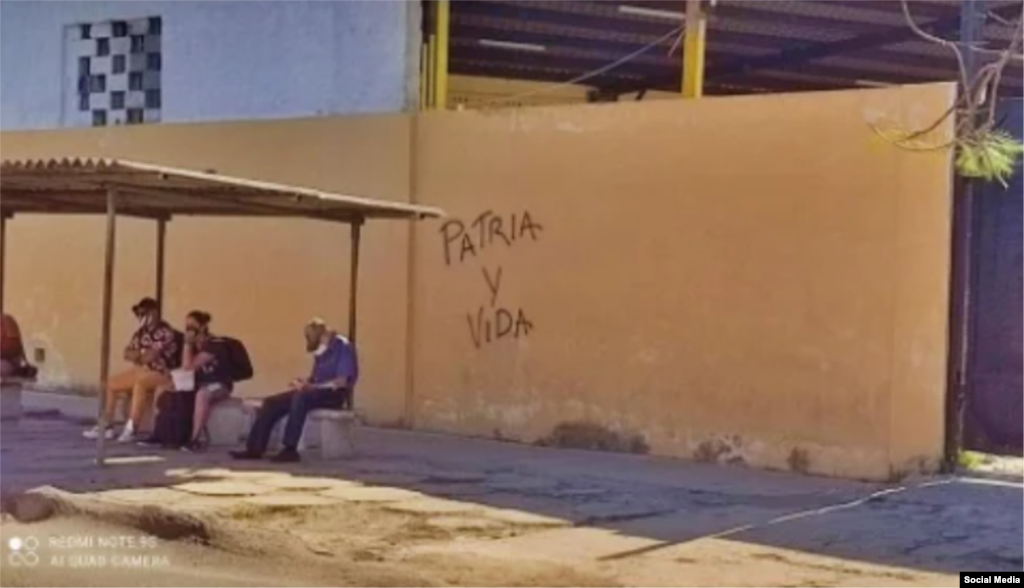 Carteles inspirados en la canción "Patria y Vida" interpretada por Yotuel Romero, el dúo Gente de Zona, Descemer Bueno, Maykel Osorbo y El Funky.