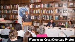 Carlos Alberto Montaner (i), Carlos Sánchez Berzaín (c) y María Teresa Romero (d).