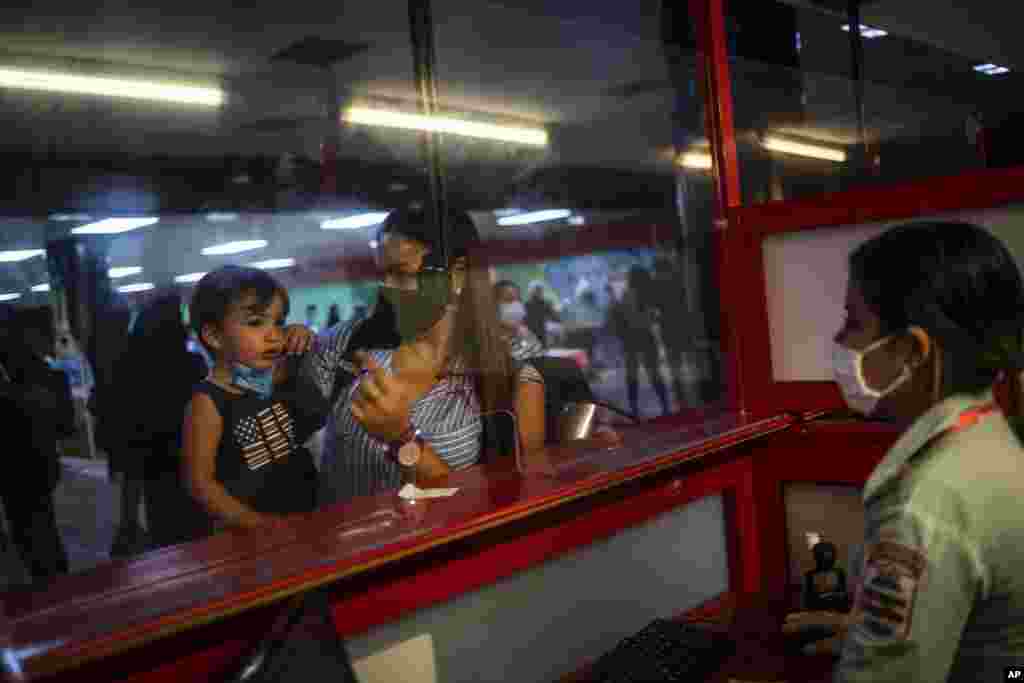 Viajeros procedentes de Cancún méxico hacen el chequeo de inmigración en el aeropuerto José Martí, de La Habana. (AP Photo/Ramon Espinosa)