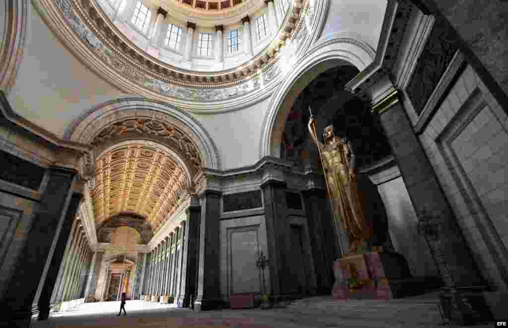 Vista general del Salón de los Pasos Perdidos del Capitolio Nacional de Cuba este jueves, 16 de mayo de 2013, en La Habana (Cuba). Un andamio de enormes proporciones cubre desde hace semanas la imponente cúpula del Capitolio, uno de los edificios más emb